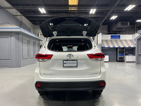 Used 2019 Toyota Highlander XLE AWD/4WD image 9