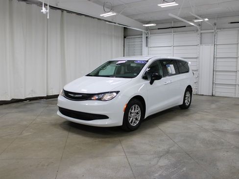 Used 2024 Chrysler Voyager LX image 4