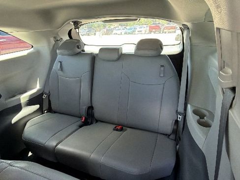 Used 2024 Toyota Sienna XLE FWD image 15