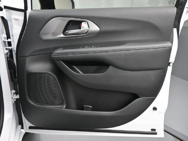 New 2025 Chrysler Pacifica Select w/ Uconnect Theater Family Group AWD/4WD image 20