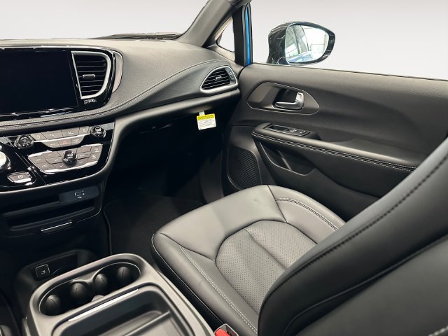 New 2027 Chrysler Pacifica Select w/ Family Tech Group FWD image 11