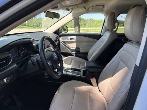 Used 2020 Ford Explorer XLT w/ Equipment Group 202A AWD/4WD image 12