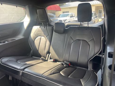 Used 2025 Chrysler Pacifica Limited FWD image 13
