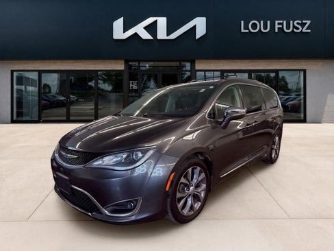 Used 2018 Chrysler Pacifica Limited w/ Tire & Wheel Group FWD image 1