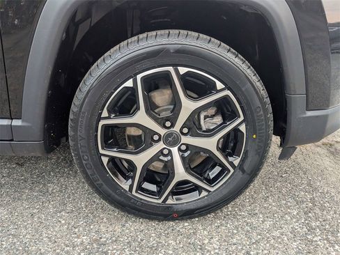 Used 2025 Jeep Compass Limited image 11