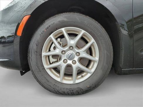 Used 2025 Chrysler Pacifica Select image 13