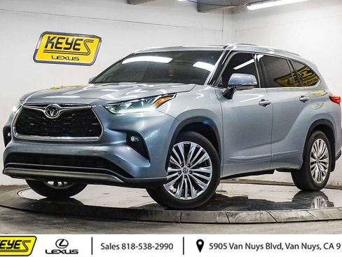Used 2022 Toyota Highlander Platinum FWD image 1