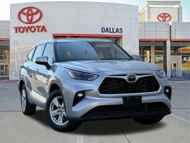 Used 2022 Toyota Highlander LE FWD image 1