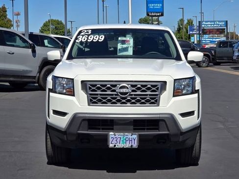 Used 2023 Nissan Frontier SV image 3