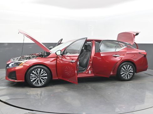 Used 2024 Nissan Altima 2.5 SV image 43