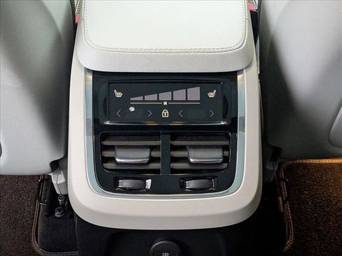 Used 2024 Volvo XC90 T8 Plus image 17