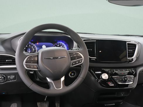 Used 2026 Chrysler Pacifica Select FWD image 8