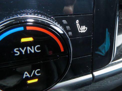 Used 2022 Nissan Rogue SV w/ SV Premium Package image 12