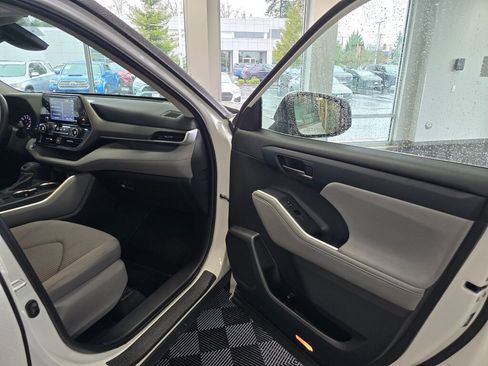 Used 2022 Toyota Highlander L image 44