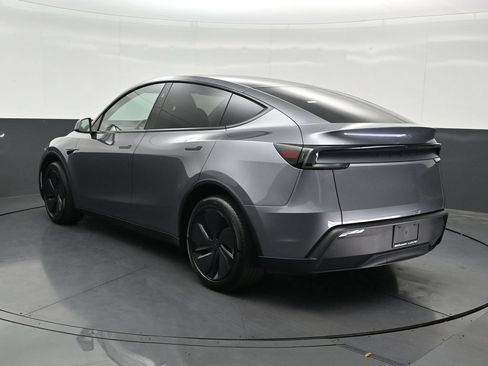 Used 2026 Tesla Model Y 2WD image 3