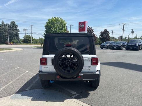 Used 2024 Jeep Wrangler Unlimited Sahara AWD/4WD image 7