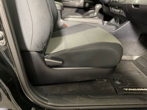 Used 2020 Toyota Tacoma TRD Off-Road image 33