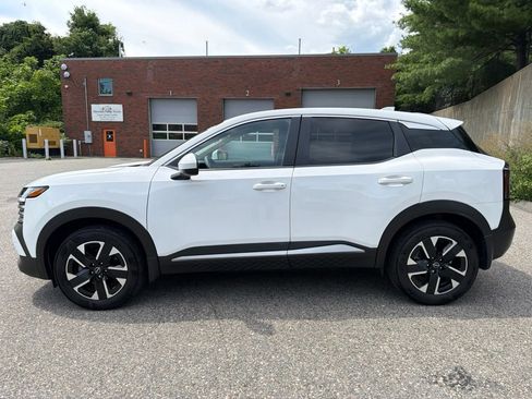 Used 2025 Nissan Kicks SV AWD/4WD image 3