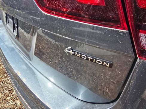 Used 2022 Volkswagen Tiguan SE w/ Panoramic Sunroof Package image 9