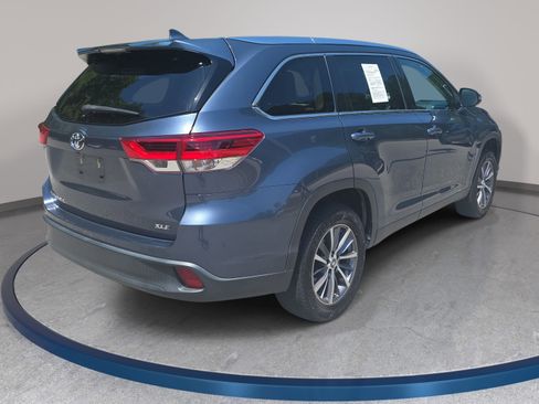 Used 2019 Toyota Highlander XLE FWD image 5