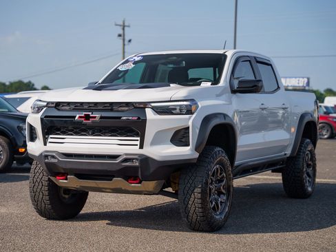 Used 2024 Chevrolet Colorado ZR2 w/ Technology Package AWD/4WD image 3