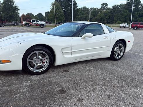 Used 2002 Chevrolet Corvette Coupe RWD image 2
