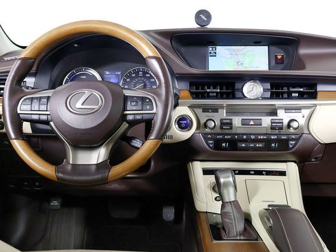 Used 2018 Lexus ES 300h w/ Luxury Package image 29