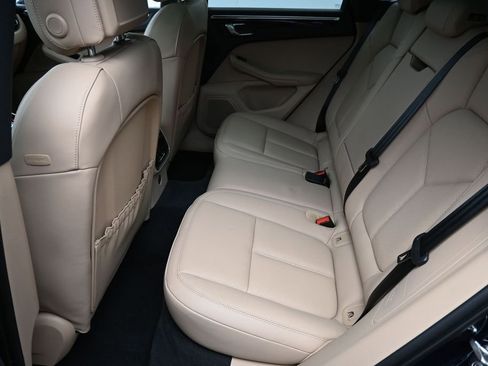 Certified 2023 Porsche Macan AWD/4WD image 7