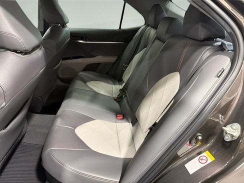 Used 2018 Toyota Camry XLE FWD image 31