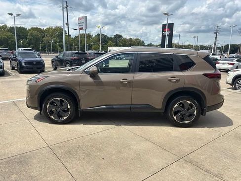 Used 2024 Nissan Rogue SV w/ SV Premium Package FWD image 4