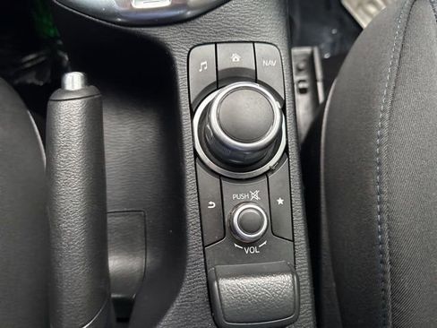 Used 2019 Toyota Yaris L image 18