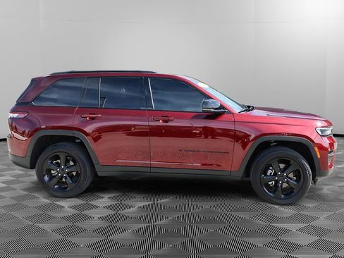 Used 2025 Jeep Grand Cherokee Altitude AWD/4WD image 8