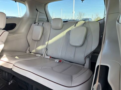 Used 2017 Chrysler Pacifica Limited image 38