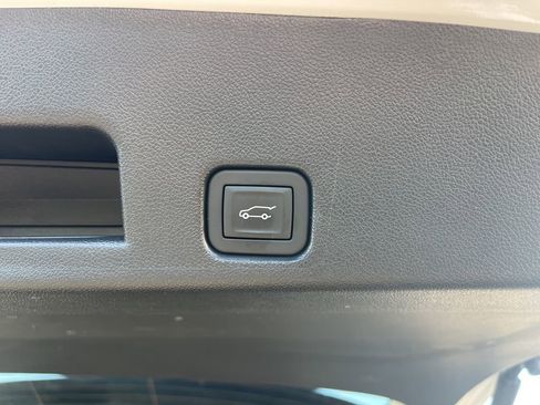 Used 2025 GMC Acadia Elevation image 32