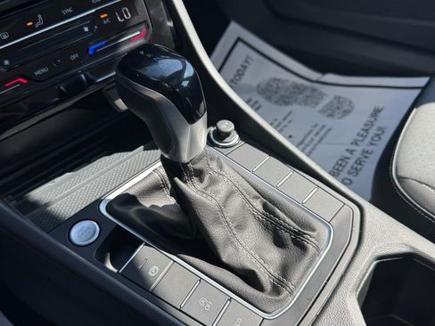 Used 2025 Volkswagen Jetta SE FWD image 23