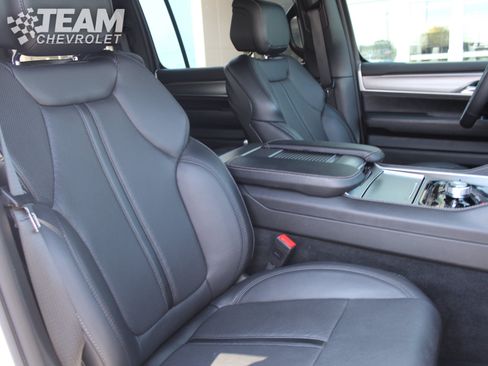 Used 2025 Jeep Wagoneer Series II AWD/4WD image 30