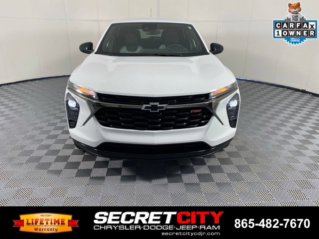 Used 2026 Chevrolet Trax RS FWD image 2