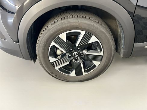 Used 2025 Nissan Kicks SV AWD/4WD image 11