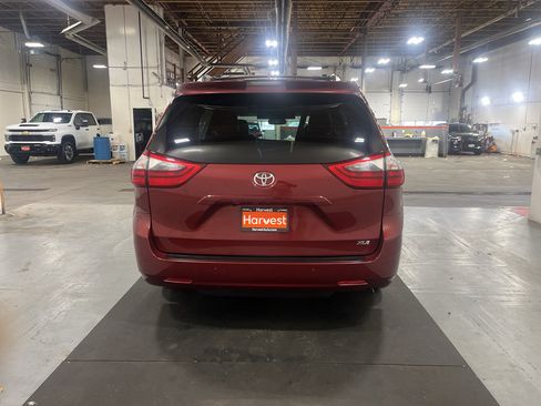 Used 2020 Toyota Sienna XLE Premium w/ Carpet Mat Package FWD image 11