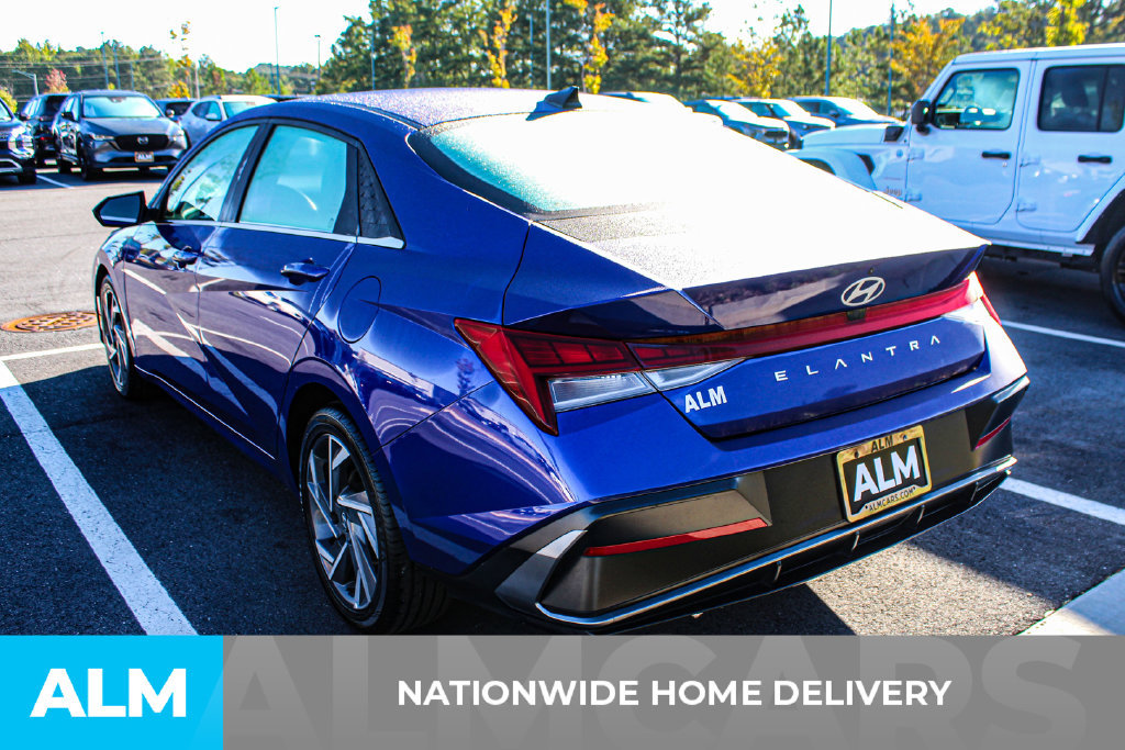 Used 2025 Hyundai Elantra SEL FWD image 4