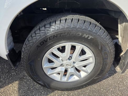 Used 2019 Nissan Frontier SV image 11