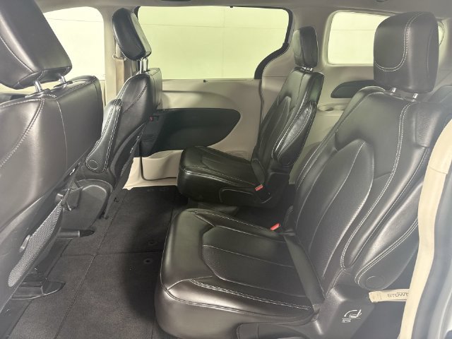 Used 2023 Chrysler Pacifica Touring-L FWD image 21