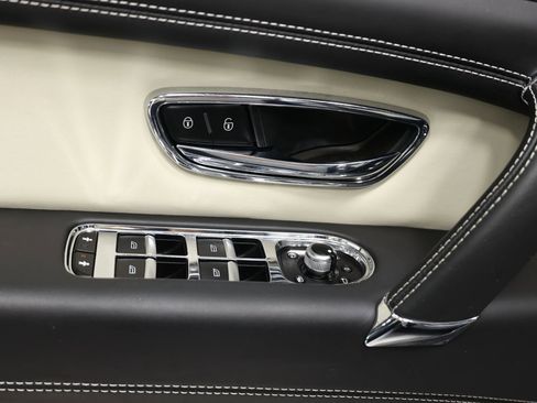 Used 2019 Bentley Bentayga image 11