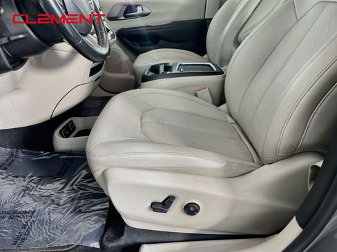 Used 2021 Chrysler Pacifica Touring-L FWD image 28