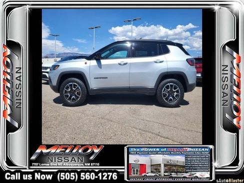 Used 2025 Jeep Compass Trailhawk AWD/4WD image 7