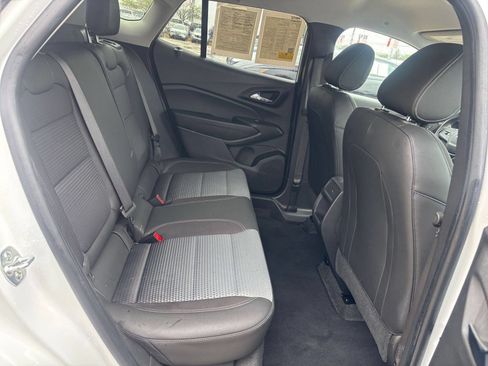 Used 2025 Chevrolet Trax LT FWD image 24