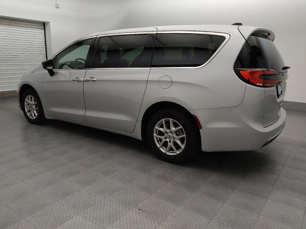 Used 2024 Chrysler Pacifica Touring-L FWD image 3