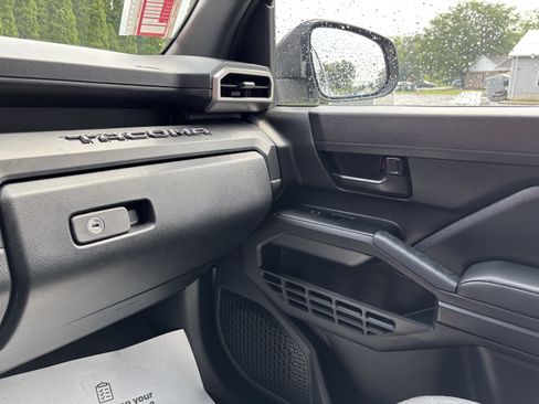 Used 2025 Toyota Tacoma SR AWD/4WD image 22
