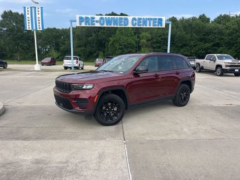 Used 2025 Jeep Grand Cherokee Altitude AWD/4WD image 13