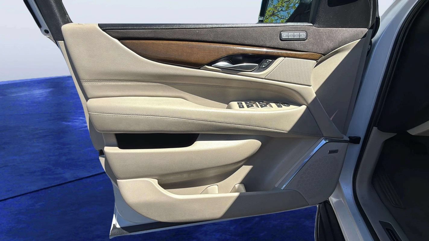 Used 2018 Cadillac Escalade Luxury AWD/4WD image 18